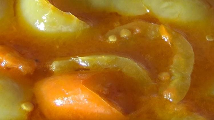 Extienda la pimienta y el ajo en la masa de tomate.