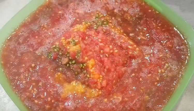 Moler los tomates con una licuadora o tres en un rallador.