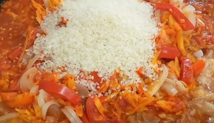 Agregue arroz a la masa vegetal.