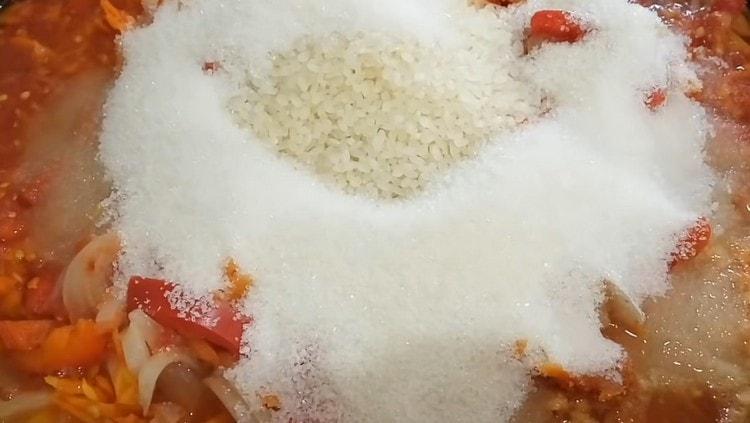 Nakon riže dodajte šećer i sol.