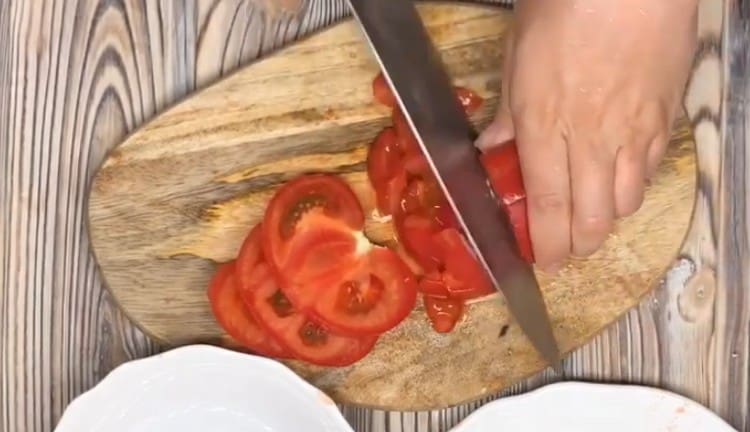 Couper les tomates en dés.