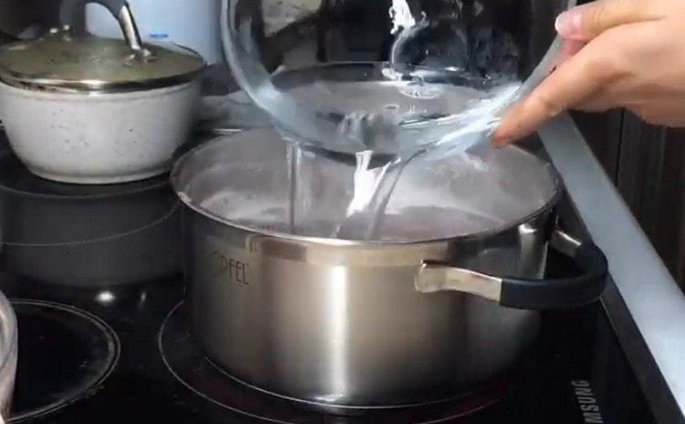 Nuevamente, llene los frijoles con agua y cocine hasta que estén listos.