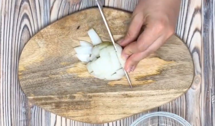 Cortar la cebolla en un cubo pequeño.