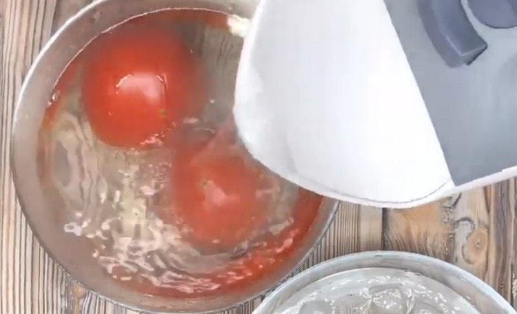 Verser les tomates dans l'eau bouillante.