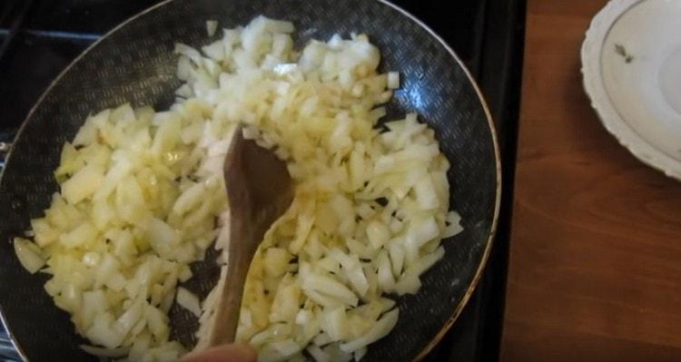 Extienda la cebolla un poco y fría hasta que esté suave.