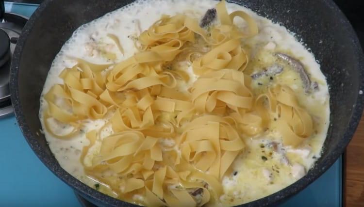 Meng de ingrediënten om alfredo pasta te maken