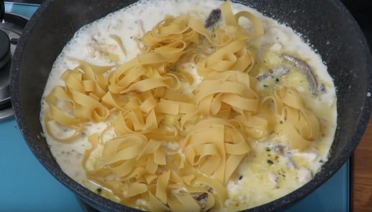 Mix the ingredients to make alfredo paste