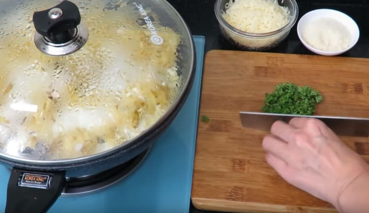 Mientras se cocina la pasta, corte las hierbas frescas.