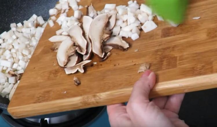 Cortar los champiñones y agregar a la sartén al ajo con cebolla.