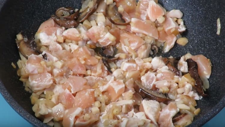 Mettez le filet dans une casserole et faites-le revenir jusqu'à ce que la viande soit blanchie.
