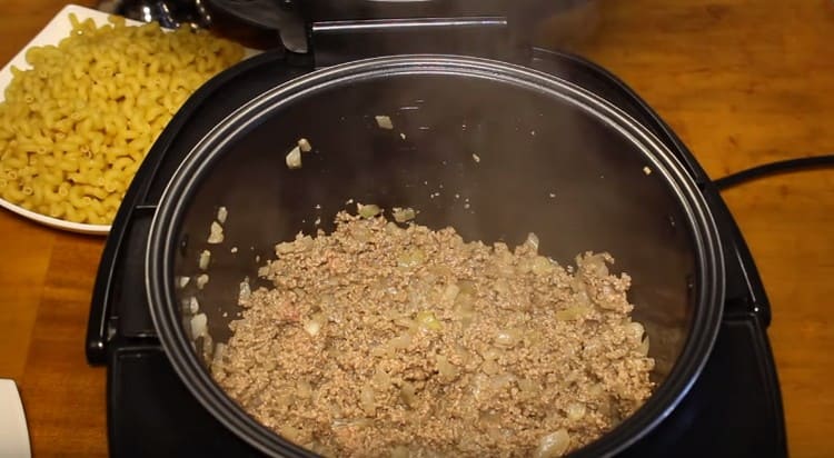 Add the minced meat to the onion and let it fry.