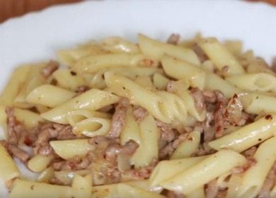 Kuhanje ukusne mornaričke tjestenine: recept s mljevenim mesom.