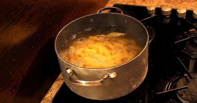 We spread the pasta in the pan, cook until tender.