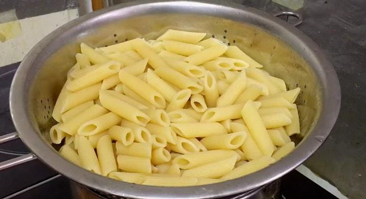 Handa na pasta recline sa isang colander.