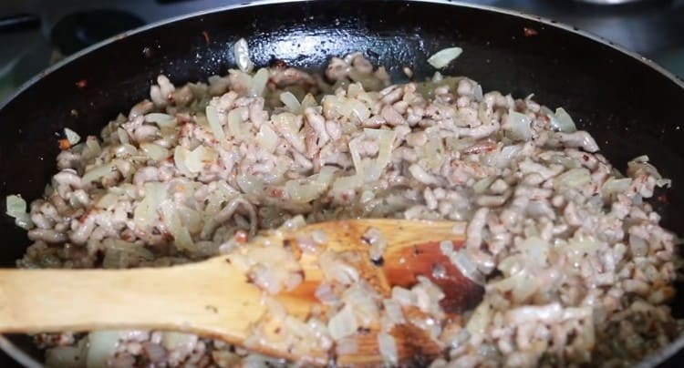 Fry minced meat with onions until tender.