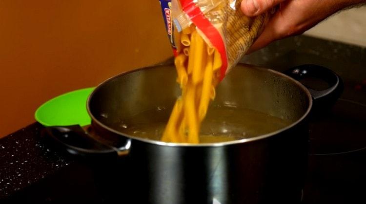 Mettez les pâtes dans de l'eau bouillante salée.