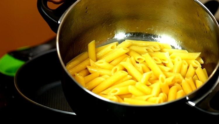 Kuhajte tjesteninu do pola gotove.
