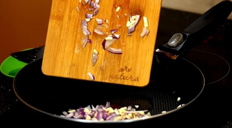 Étalez l'oignon haché et faites-le frire dans une casserole.