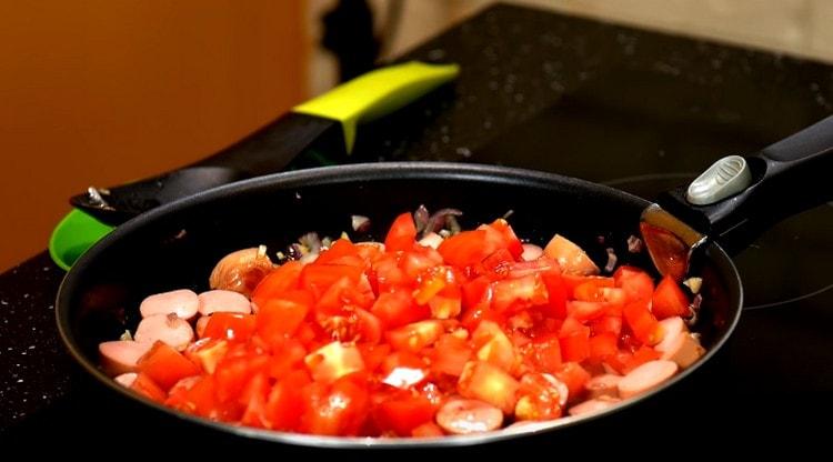 Ajouter les tomates tranchées dans la poêle.