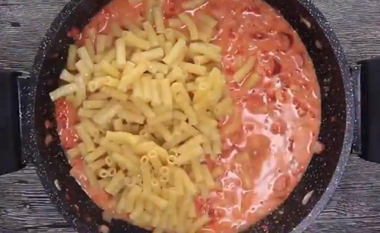 Sada možete raširiti tjesteninu u umaku.