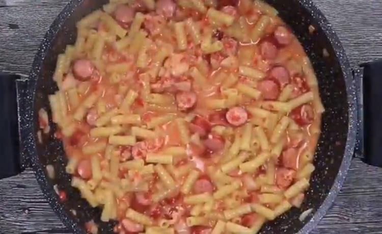 Promiješajte tjesteninu s umakom i kobasicama.