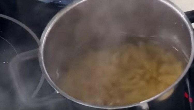 Verser les pâtes dans l'eau bouillante.