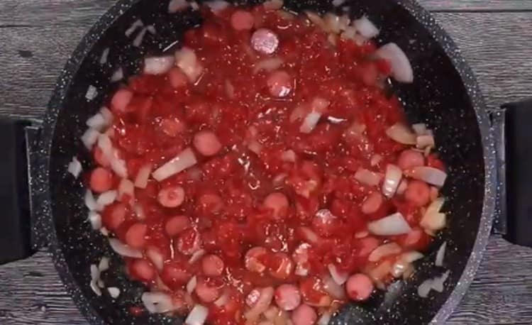 Dodajte pire od rajčice.