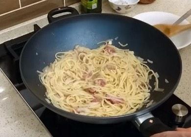 Skuhamo tjesteninu s gulašem u tavi prema postupnom receptu sa fotografijom.