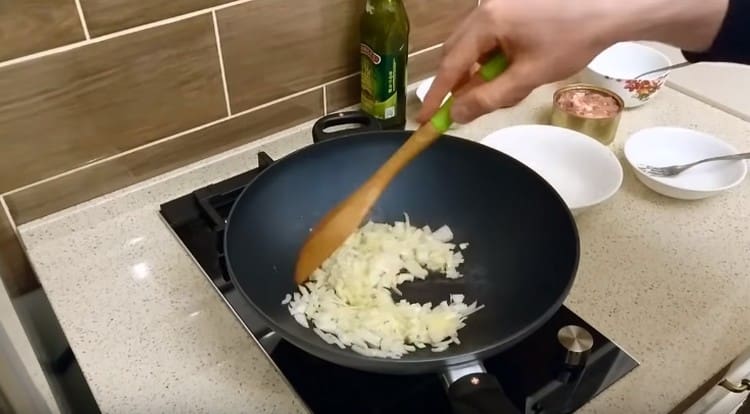 Freír la cebolla en aceite.
