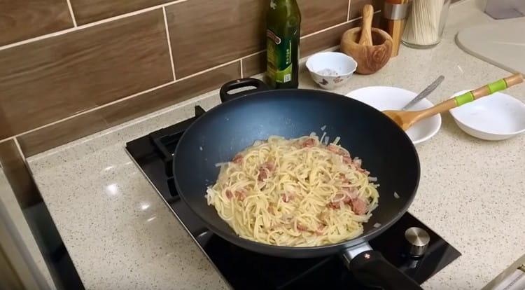 Agregue el guiso a la cebolla y luego la pasta.