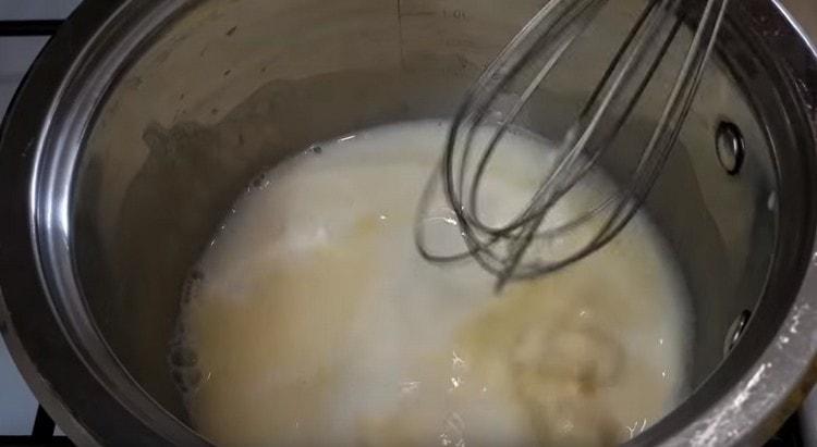 Nous chauffons le lait avec du beurre.