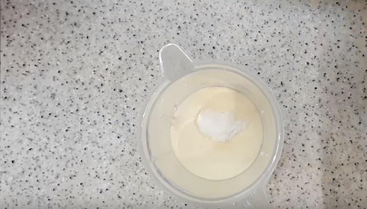 Nous ajoutons du sucre en poudre à la crème de noix de coco.
