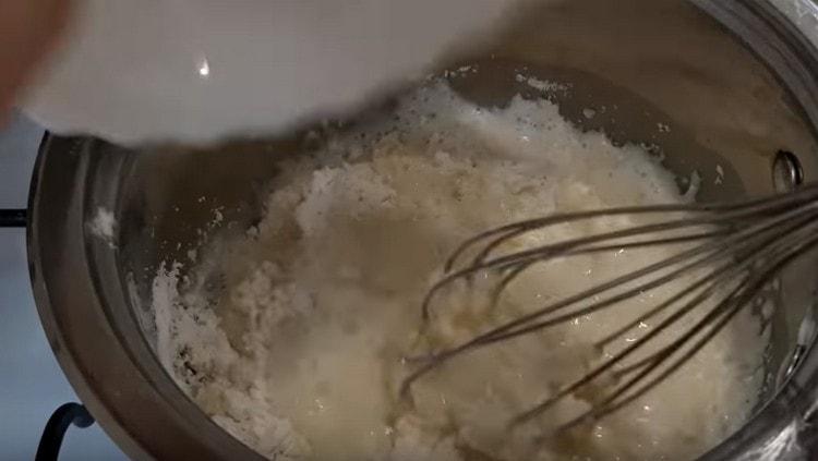 Versez la farine dans le liquide bouillant.
