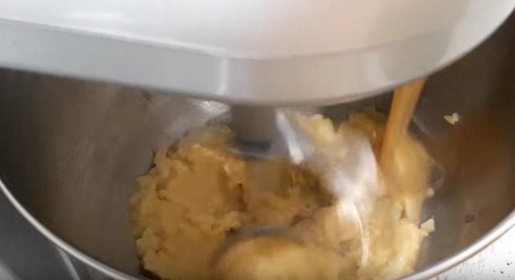 Dans certaines parties, nous introduisons un œuf battu dans la pâte.