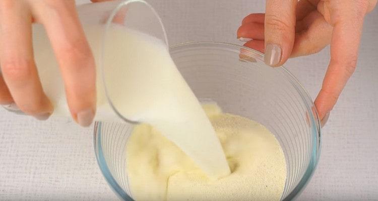 Pour semolina with a glass of cold milk.