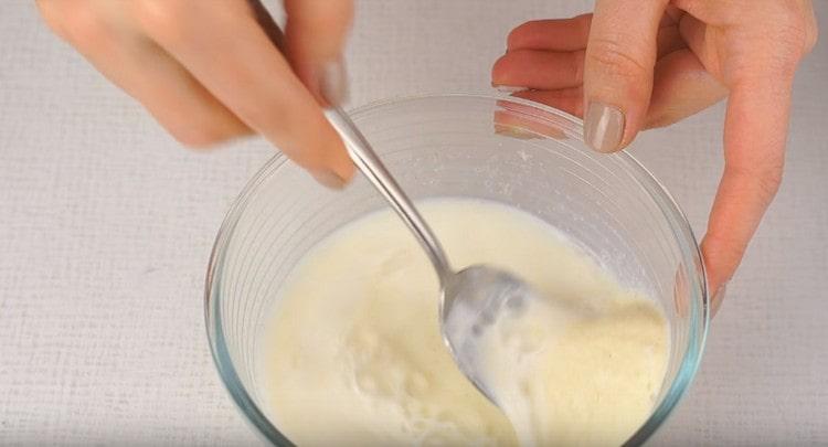 Mix semolina with milk.