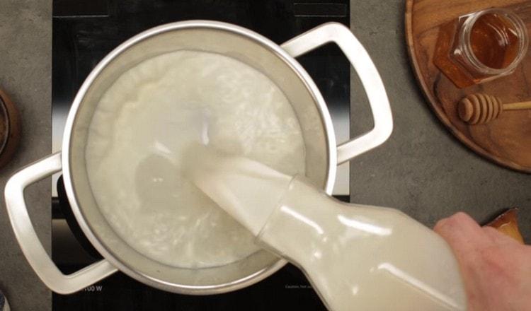 Versez le lait dans la casserole.