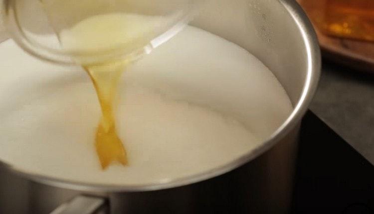 Ajoutez une pincée de sel et de miel au lait.