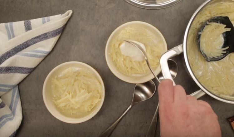 Étaler une cuillerée de crème fouettée sur les nouilles.