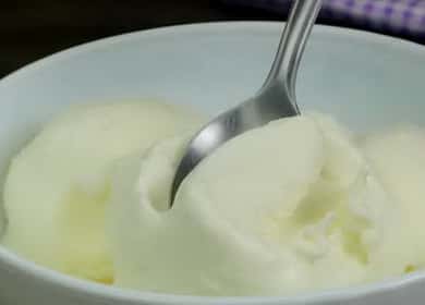 La recette d'une crème glacée douce et délicieuse dans un sorbetier