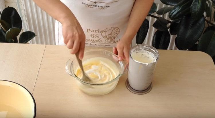 Injectez délicatement la crème fouettée dans une crème déjà refroidie.