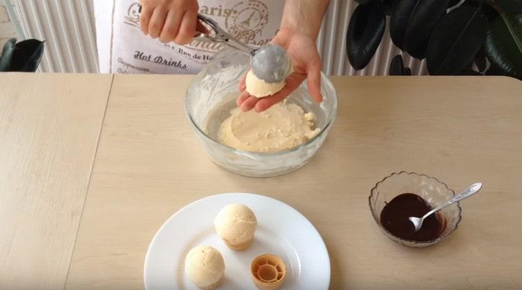 Extendemos el helado terminado en tazas de gofres o cremas.