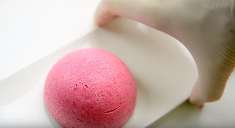 Après le congélateur, transférez le dessert dans une assiette et laissez-le décongeler au réfrigérateur.