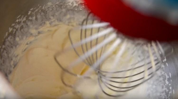 Fouettez la crème froide avec un mélangeur.