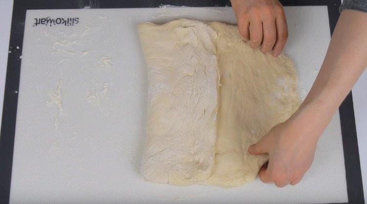 Étirer la pâte dans un rectangle, puis plier en trois.