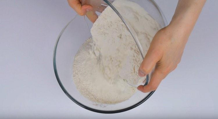 Ulijte malo brašna na tekuće komponente.