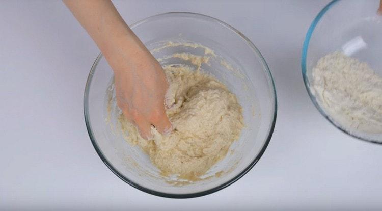 Zamijesite ljepljivo tijesto, dodajući brašno.