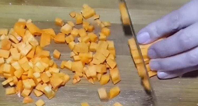 Cut a pumpkin into a small cube.