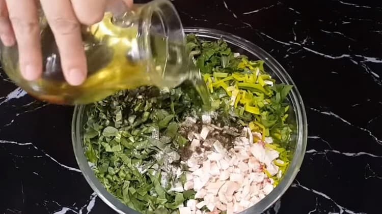 Combinamos todos los ingredientes triturados, sazonamos con sal, pimienta, aceite vegetal.