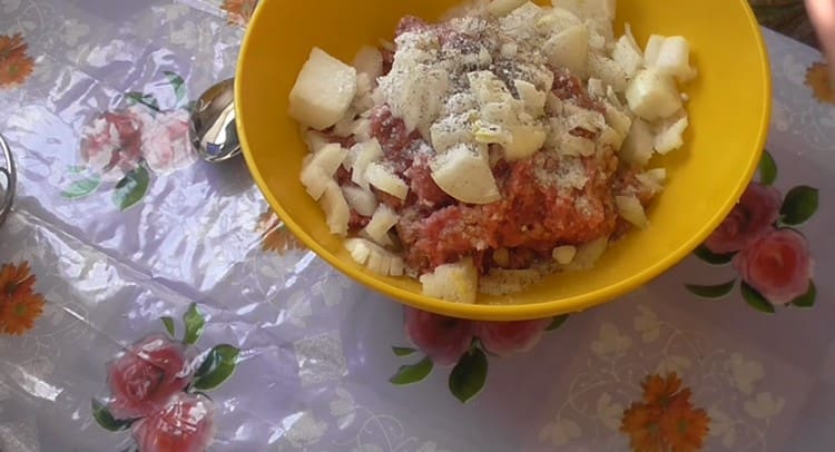 Add chopped onion to the minced meat, salt, pepper it.